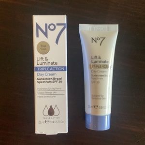 NWT No7 Laboratories Lift & Luminate Triple Action Day Cream